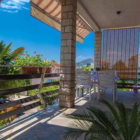 In With Two-bedrooms 2 * Jadranovo